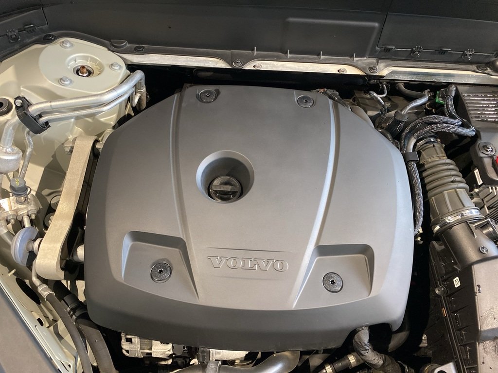 2022 Volvo XC90 T6 AWD Momentum (7-Seat)-25