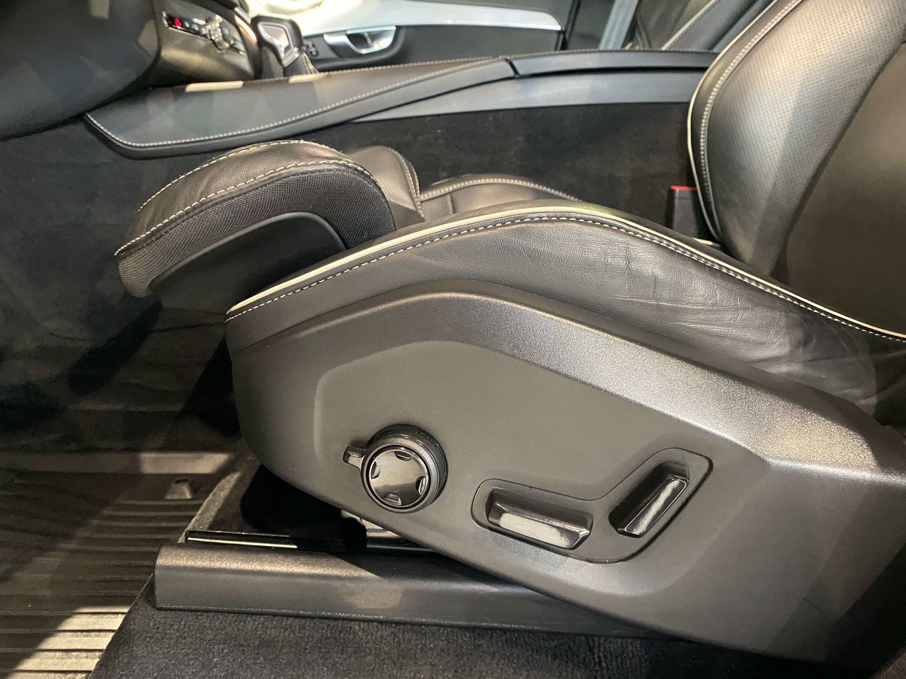 2022 Volvo XC90 T6 AWD R-Design 7 Seater-13