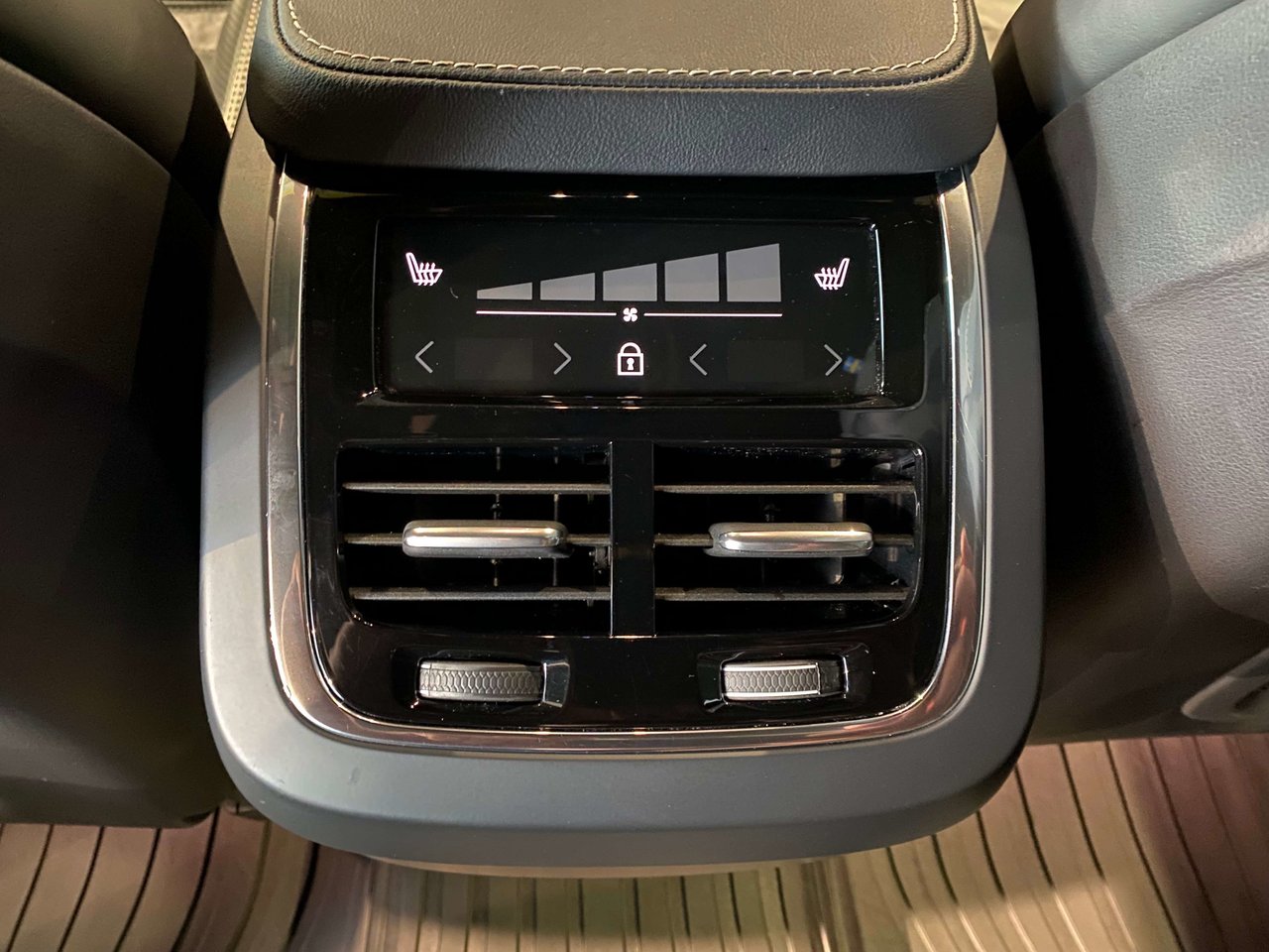 2022 Volvo XC90 T6 AWD R-Design 7 Seater-18