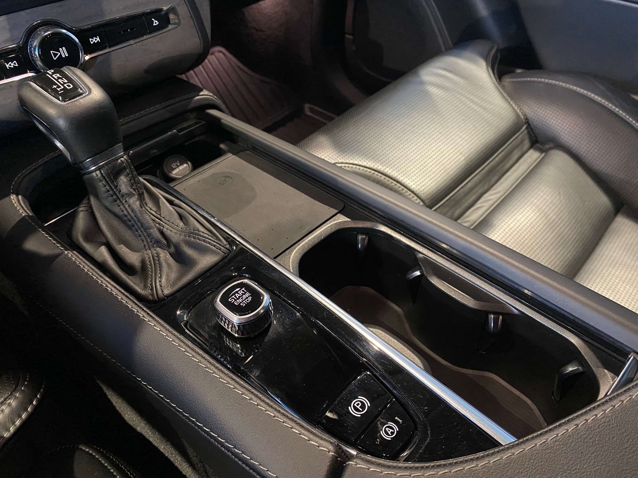2022 Volvo XC90 T6 AWD Inscription (6-Seat)-10