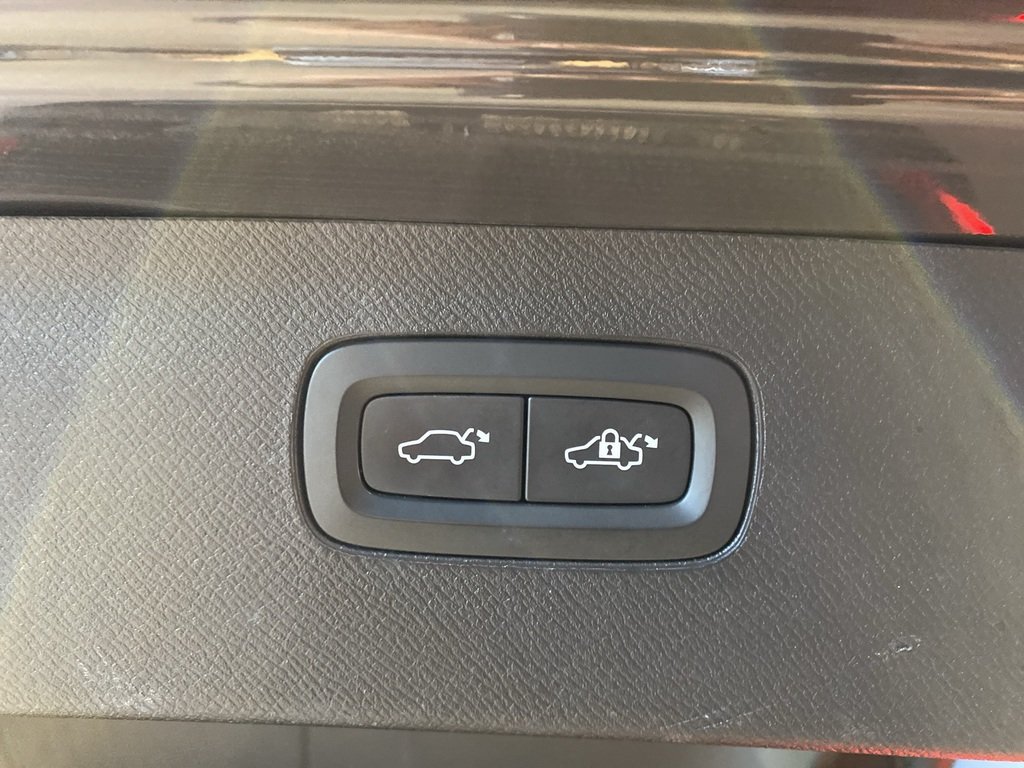 2023 Volvo XC90 B6 AWD Ultimate Dark-24