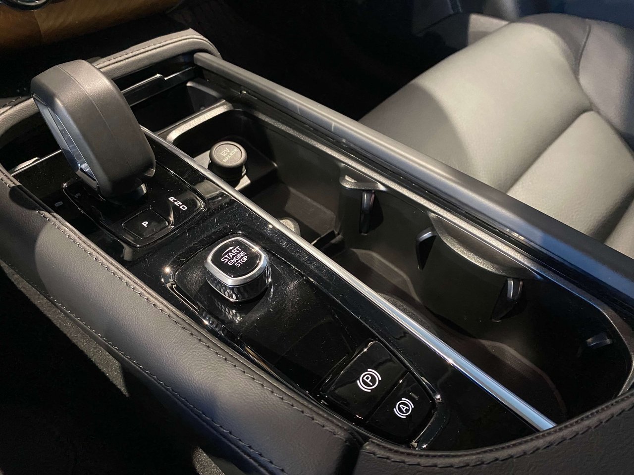 2024 Volvo XC90 B6 AWD Core Bright Theme 7-Seater-11