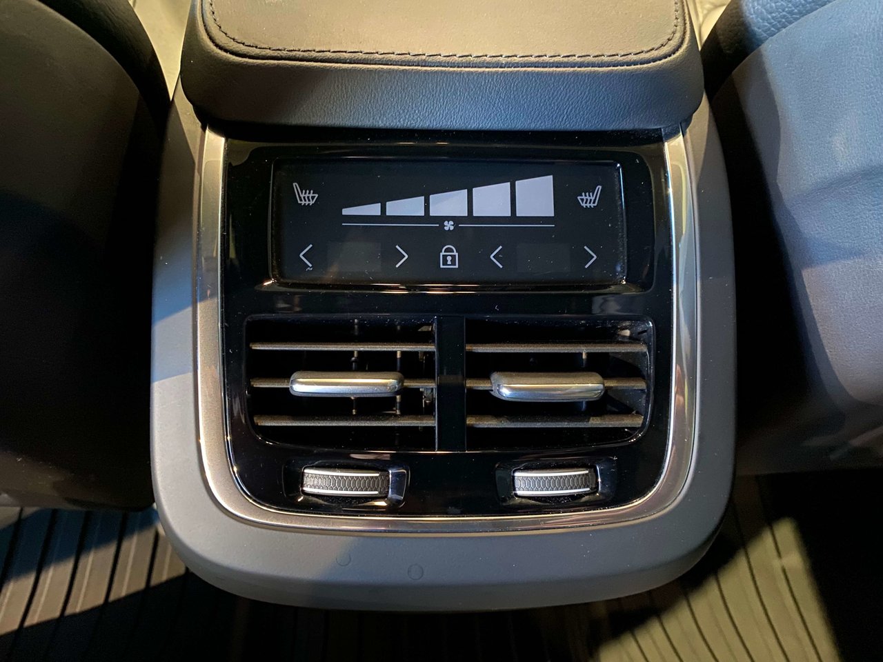 2024 Volvo XC90 B6 AWD Core Bright Theme 7-Seater-17