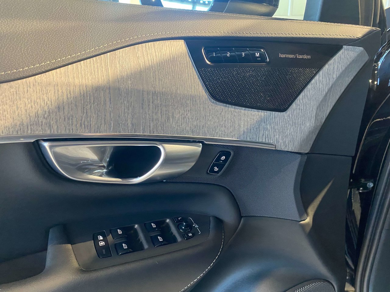 2024 Volvo XC90 B6 AWD Ultimate Bright Theme 7-Seater-11