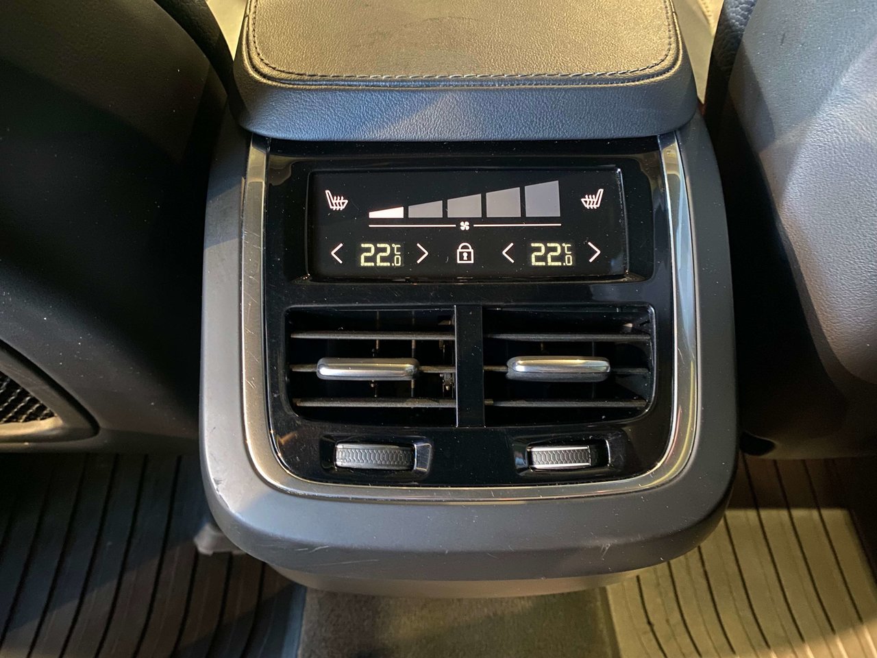 2024 Volvo XC90 B6 AWD Plus Bright Theme 7-Seater-18