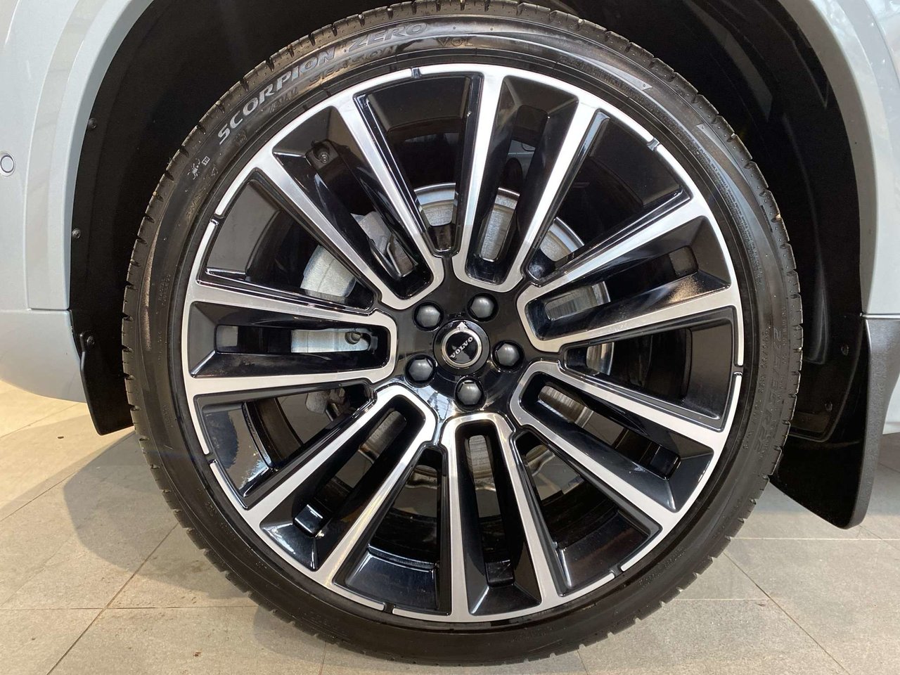 2026 Volvo XC90 B6 AWD Ultra Bright Theme 7-Seater-8