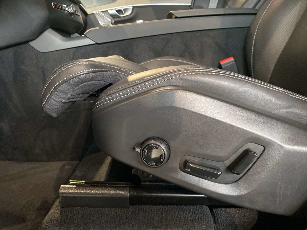 2026 Volvo XC90 B6 AWD Ultra Bright Theme 7-Seater-13