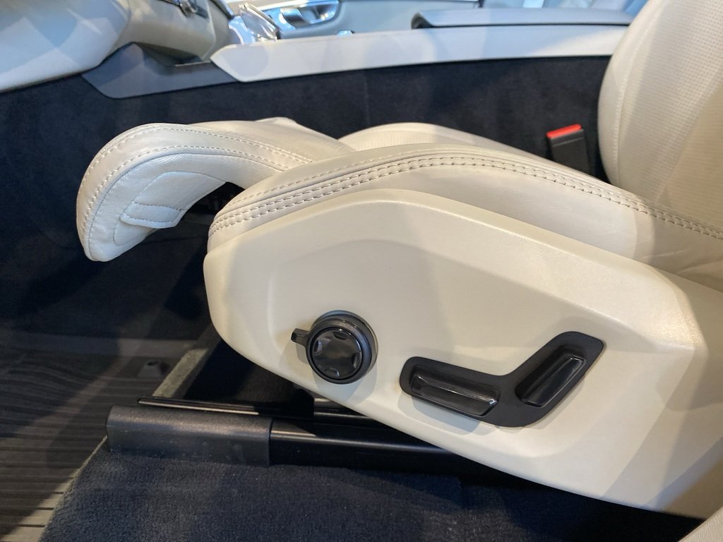 2026 Volvo XC90 B6 AWD Ultra Bright Theme 6-Seater-12
