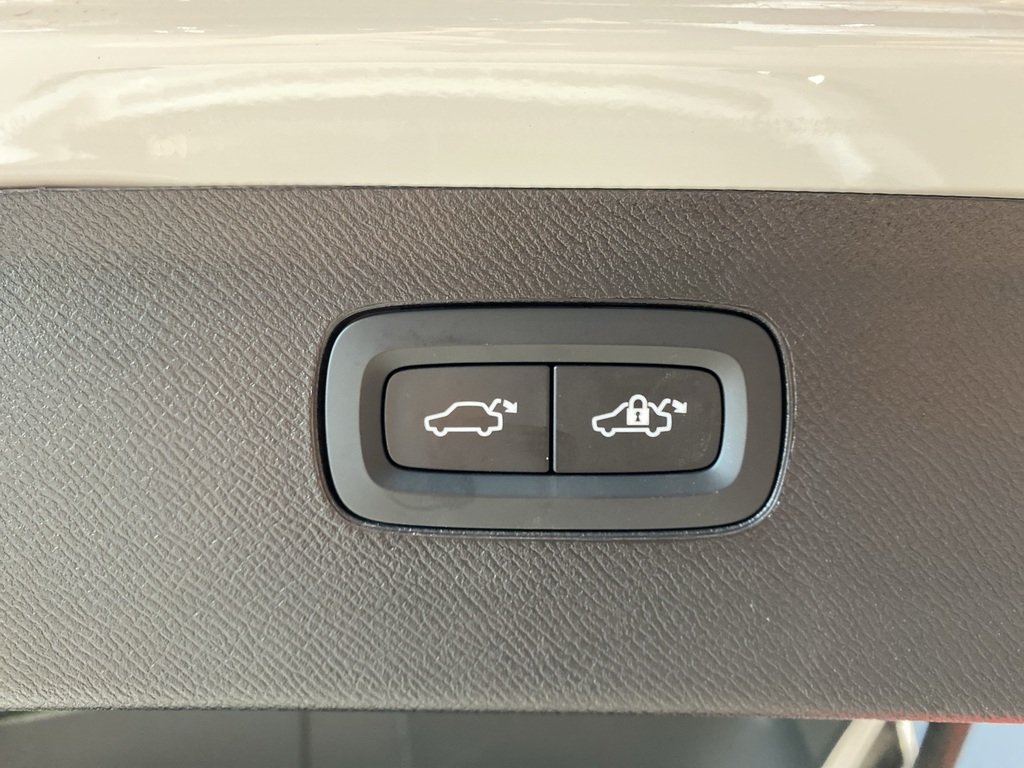 2026 Volvo XC90 B6 AWD Plus Dark Theme 7-Seater-21