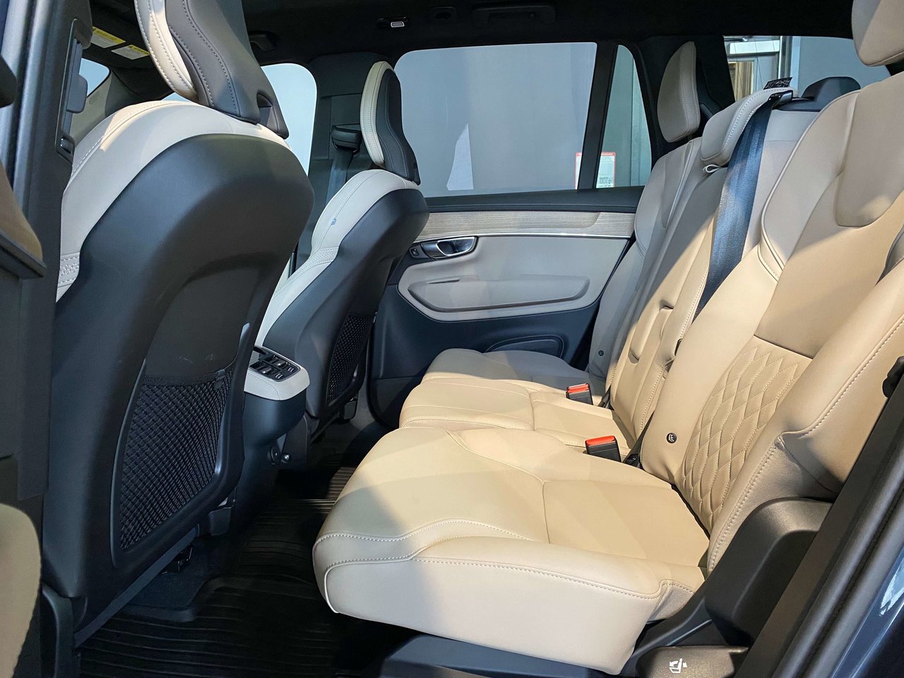 2026 Volvo XC90 B6 AWD Plus Bright Theme 7-Seater-17
