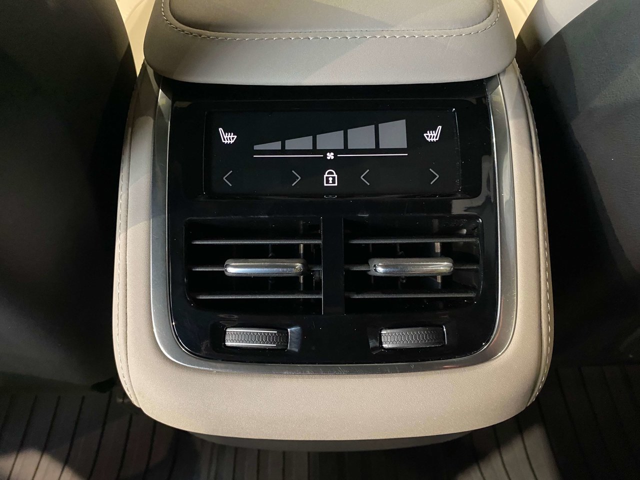 2026 Volvo XC90 B6 AWD Plus Bright Theme 7-Seater-18