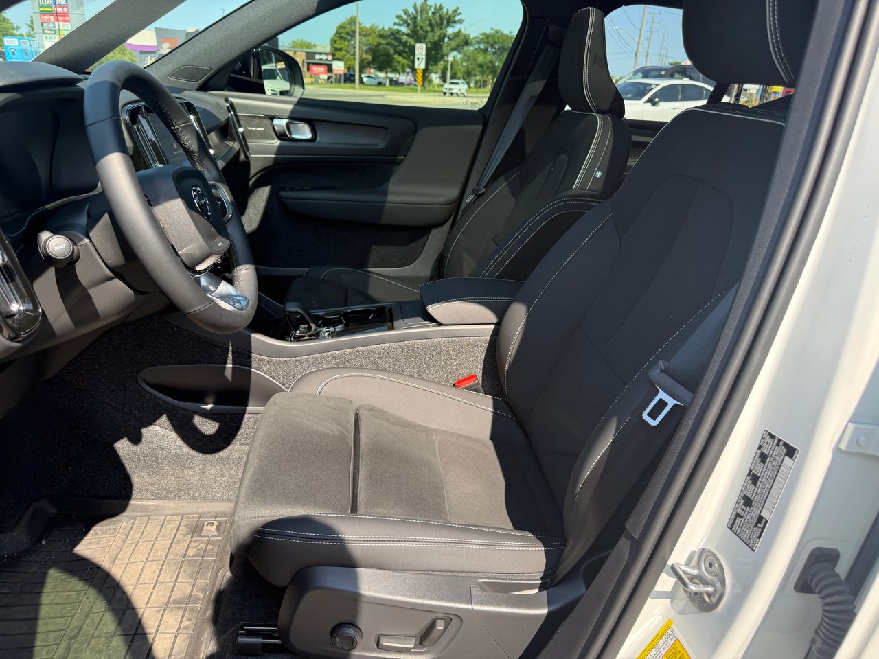 2025 Volvo EX40 Ultra-10