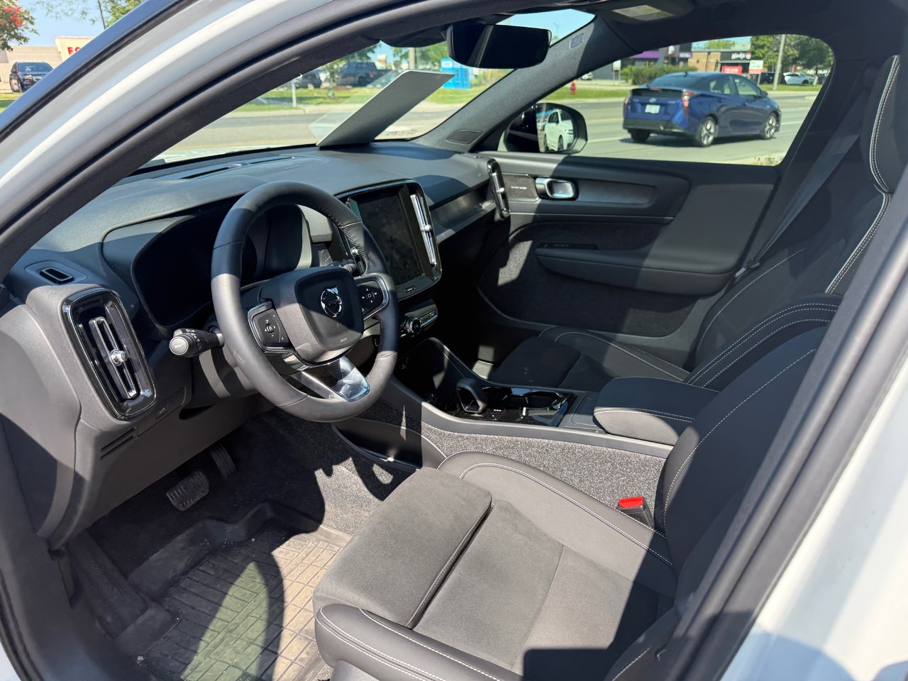 2025 Volvo EX40 Ultra-26