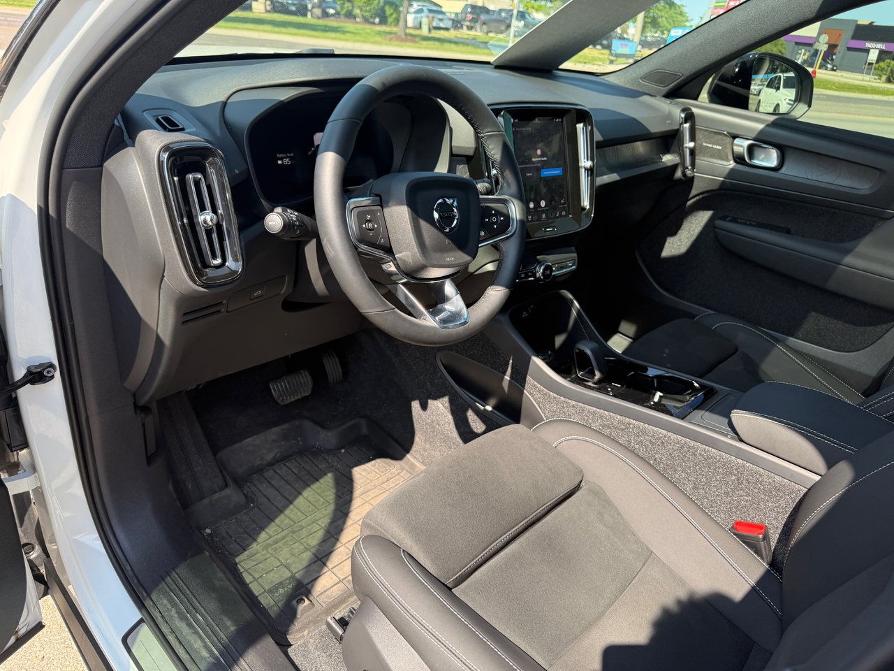 2025 Volvo EX40 Ultra-9