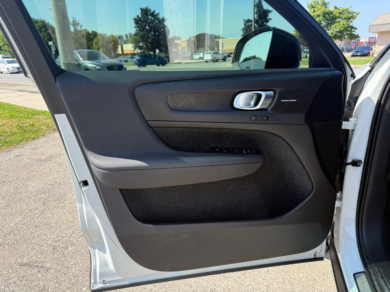 2025 Volvo EX40 Ultra-21