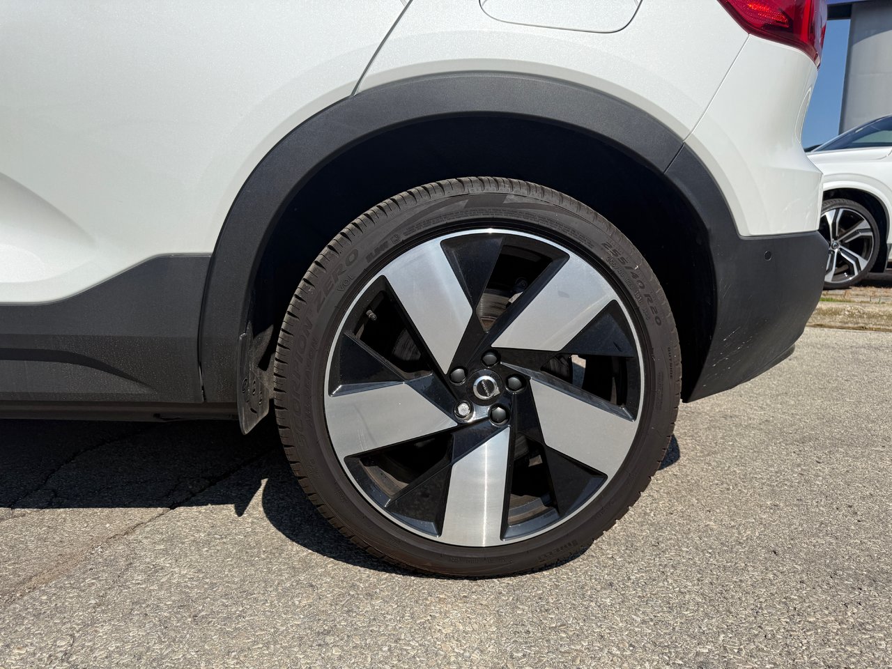 2025 Volvo EX40 Ultra-24
