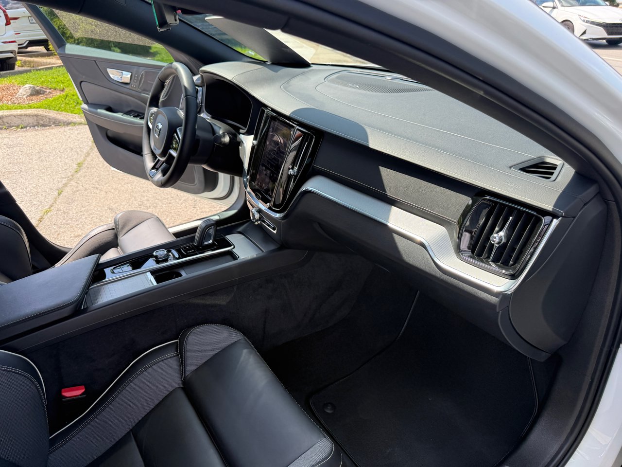 2022 Volvo S60 R-Design-17