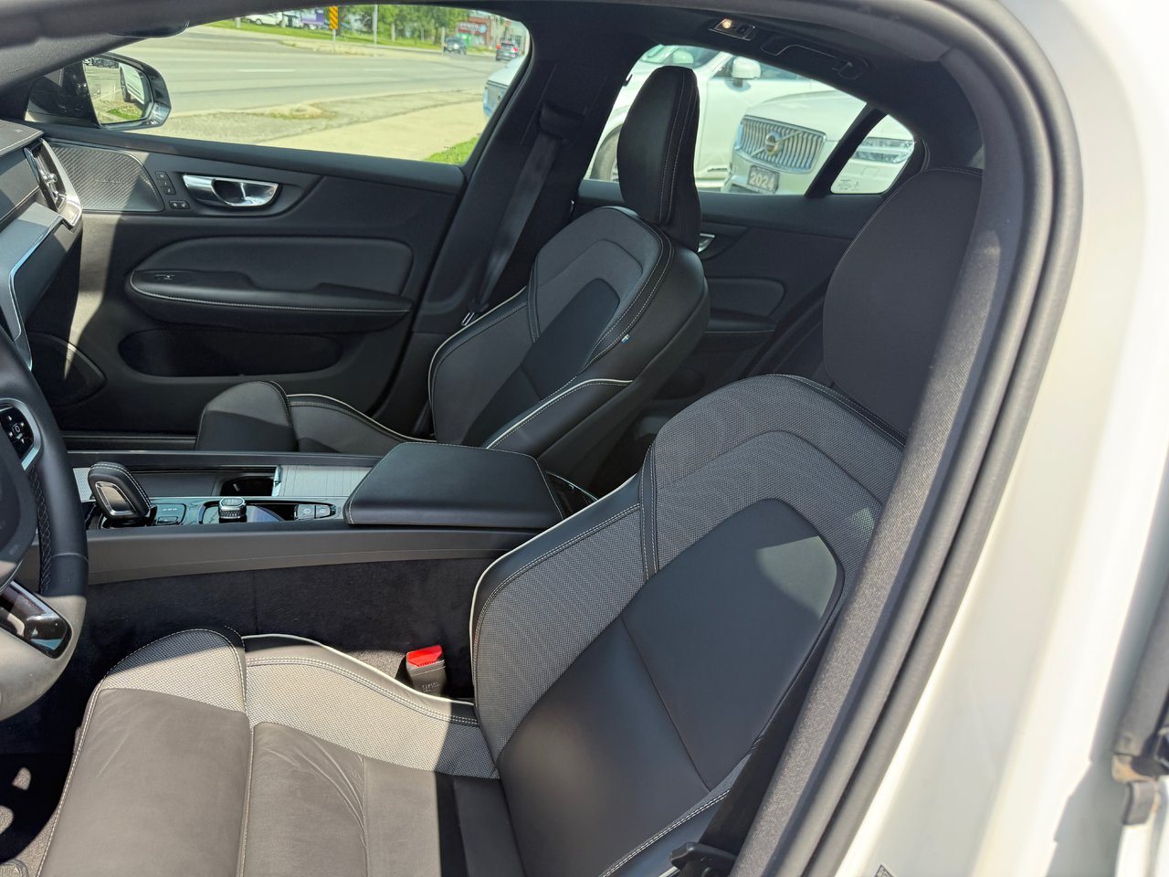 2022 Volvo S60 R-Design-10