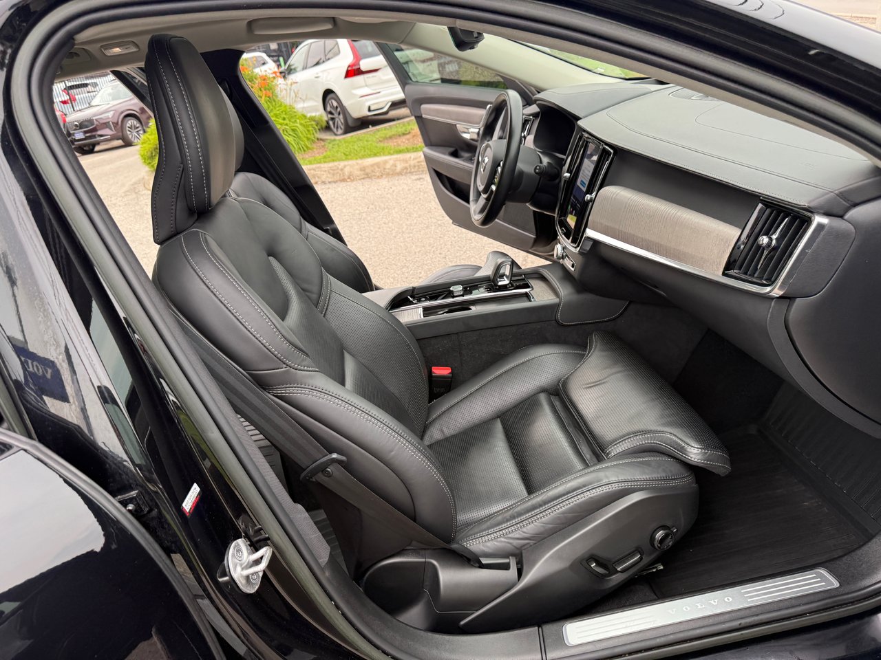 2022 Volvo V90 Cross Country BASE-17