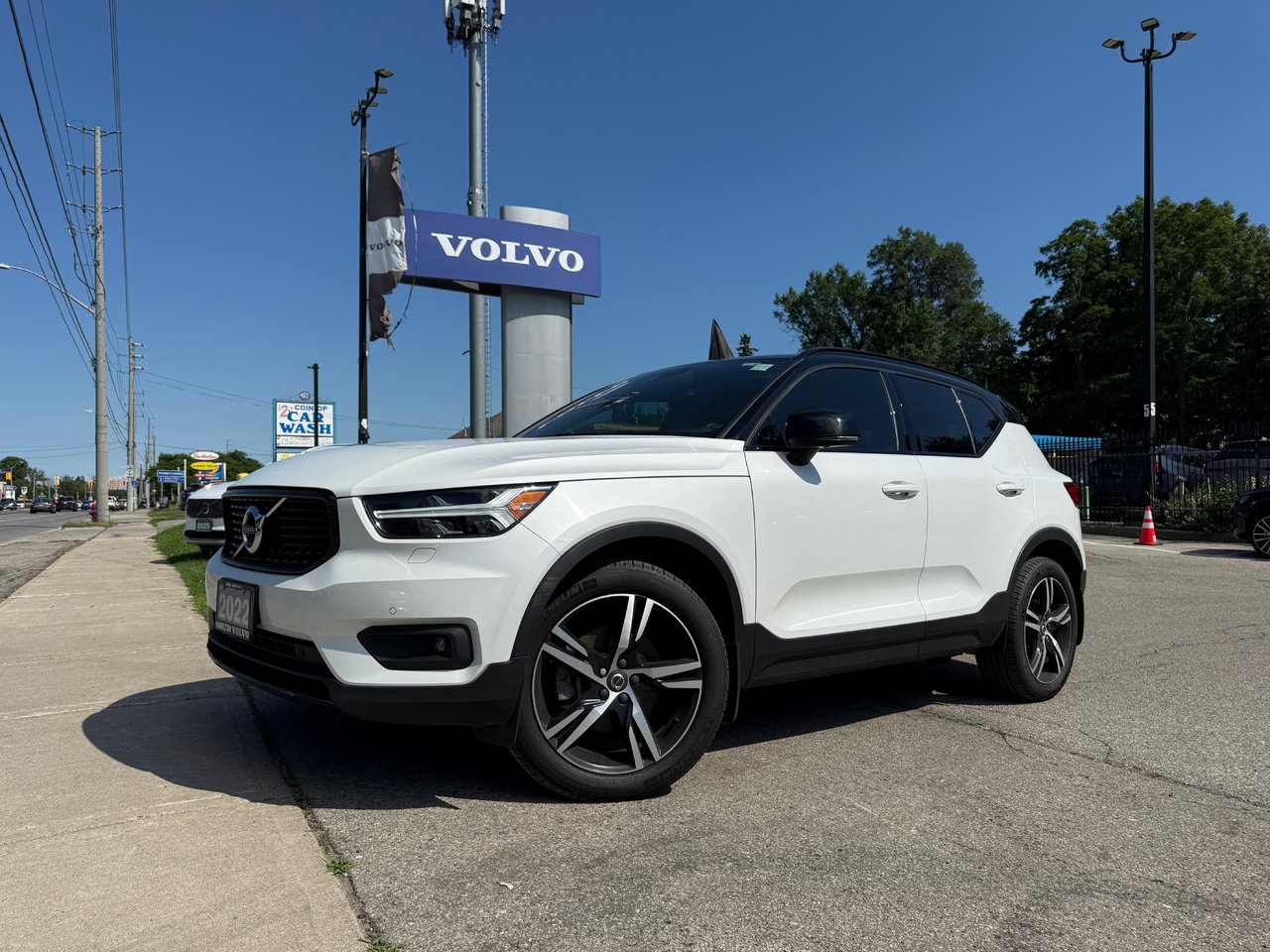 CRYSTAL WHITE PEARL METALLIC 2022 Volvo XC40 SUV / Crossover All-Wheel Drive Automatic