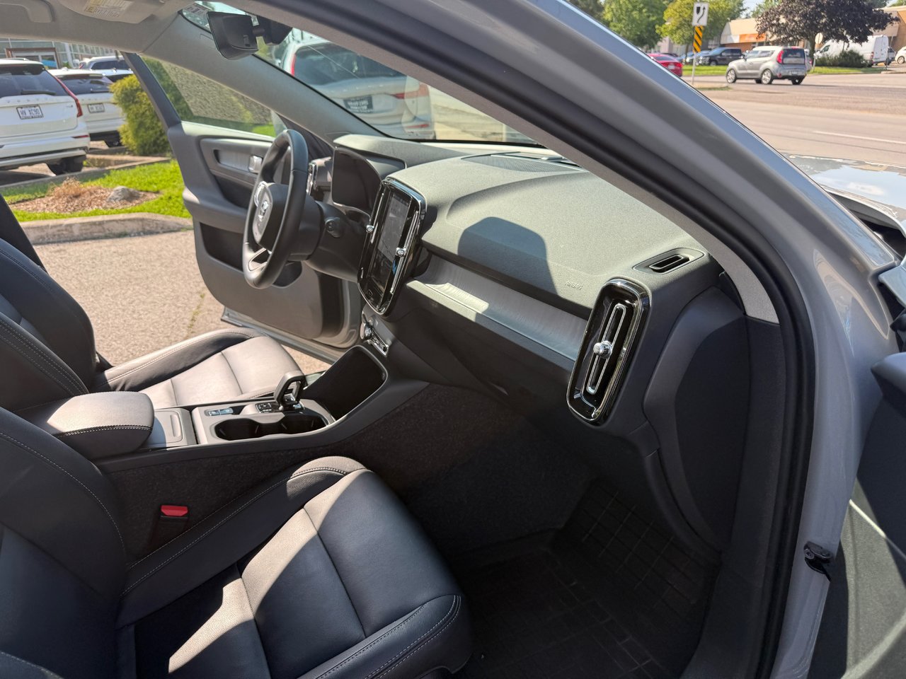 2025 Volvo XC40 Core Bright Theme-14