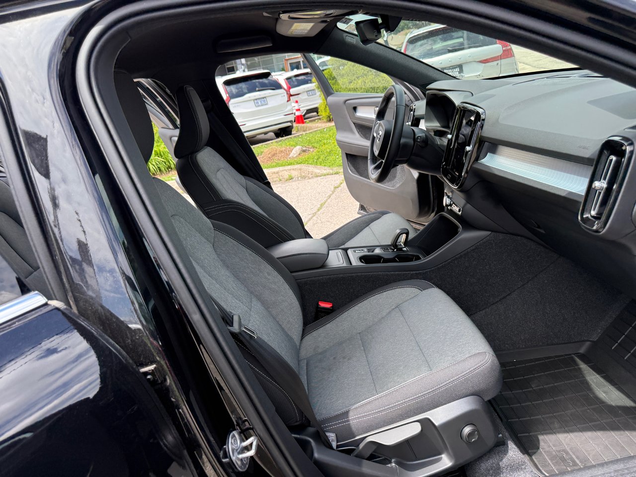2025 Volvo XC40 Core Bright Theme-18