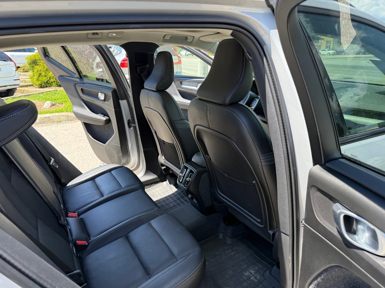 2025 Volvo XC40 Plus Dark Theme-16