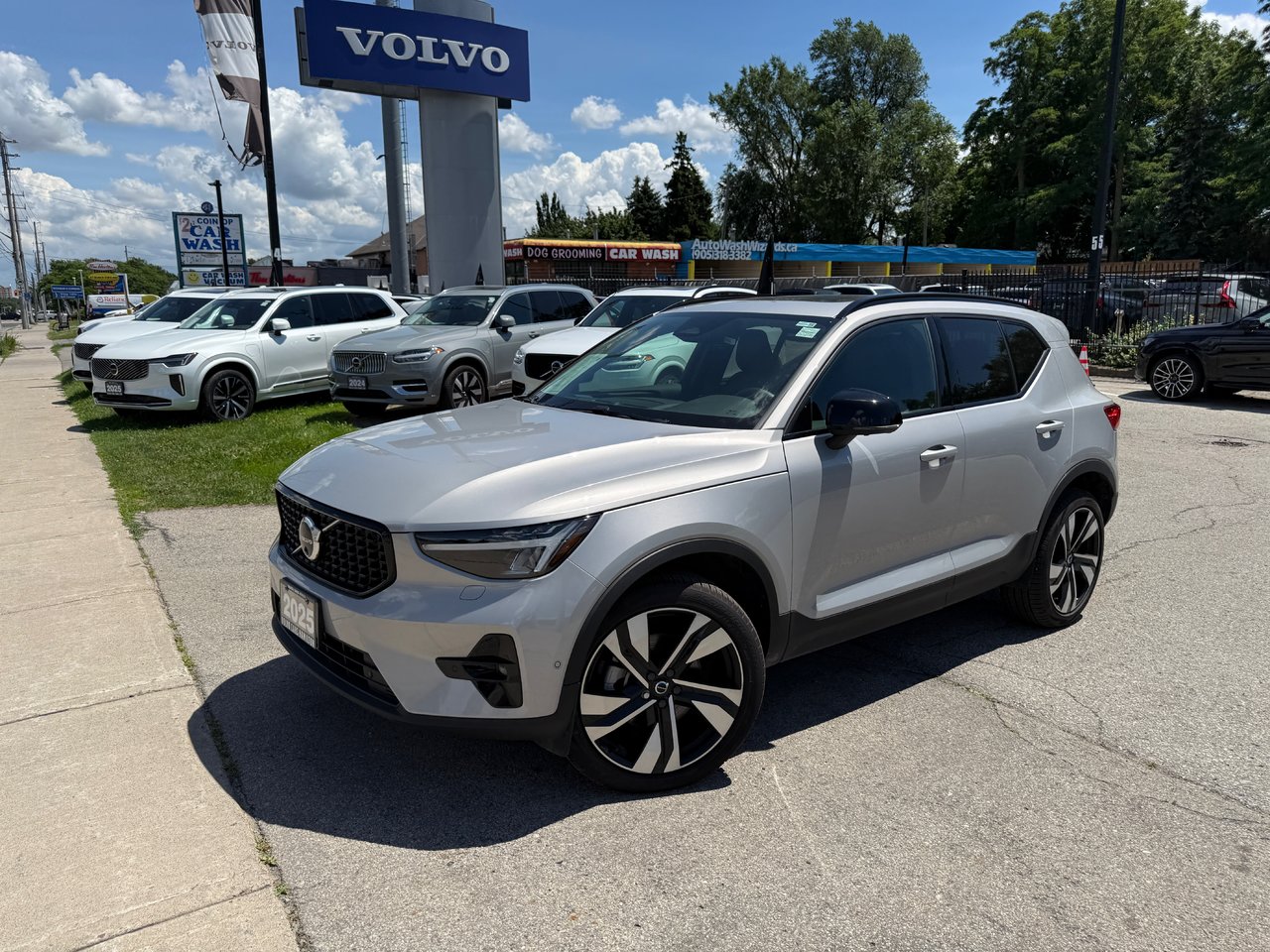2025 Volvo XC40 Plus Dark Theme-1