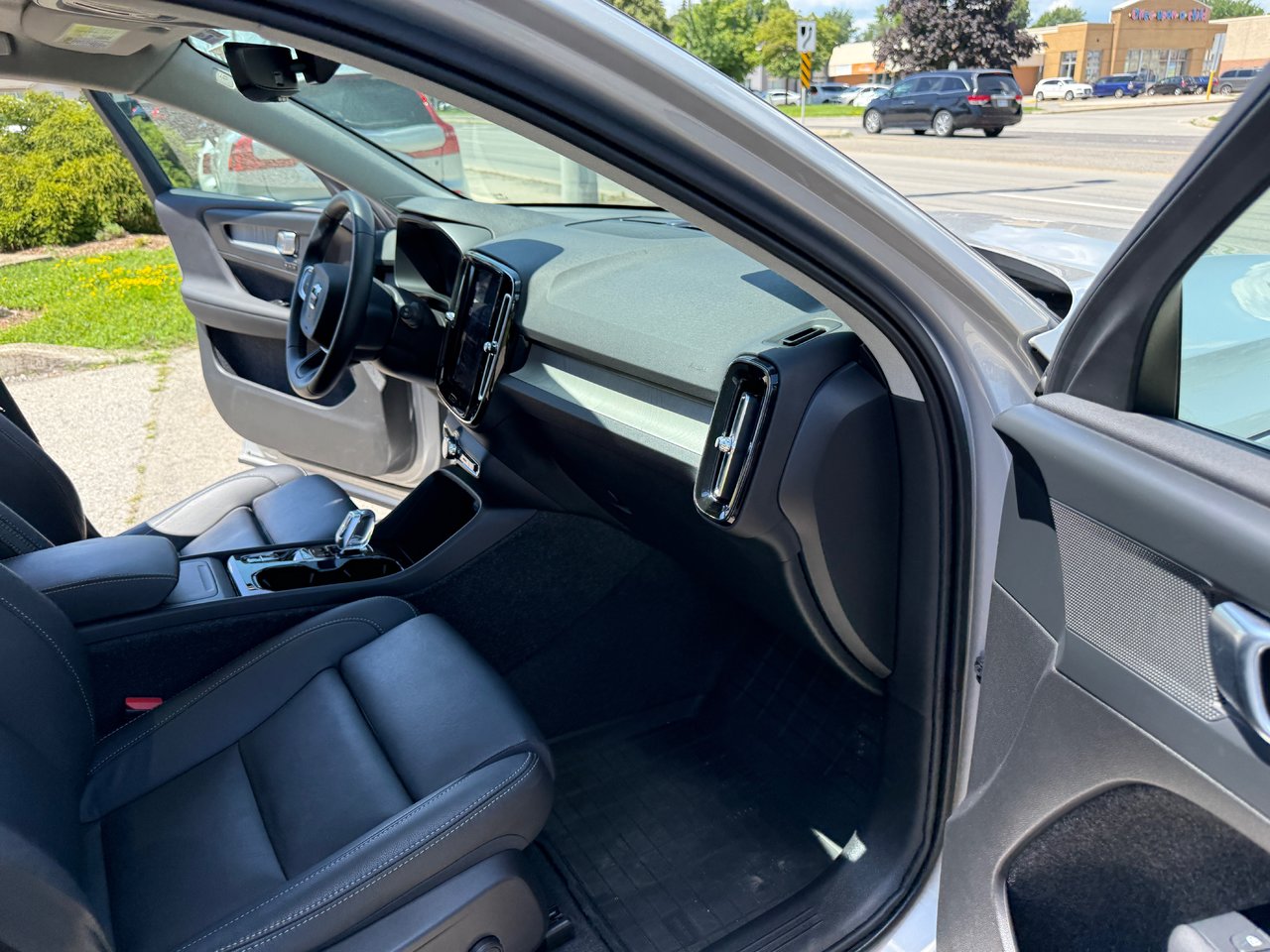 2025 Volvo XC40 Plus Dark Theme-26