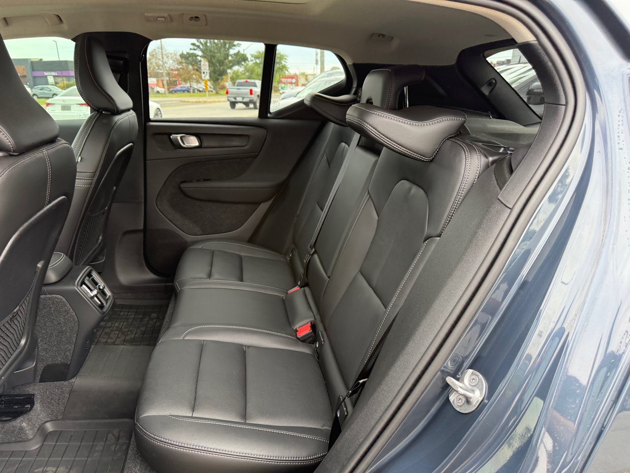 2026 Volvo XC40 Plus Dark Theme-13