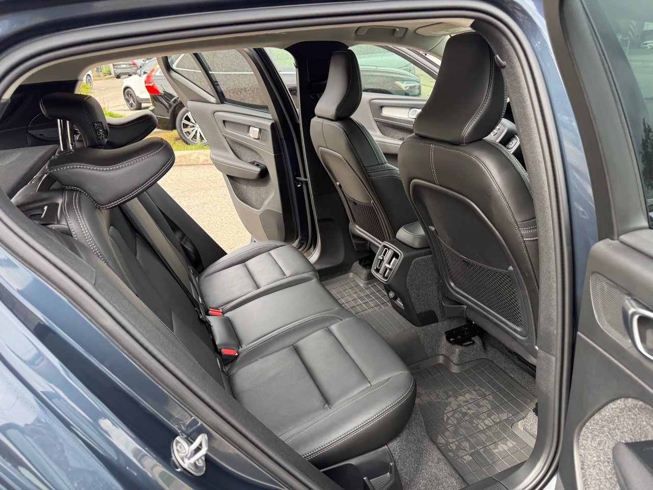 2026 Volvo XC40 Plus Dark Theme-15