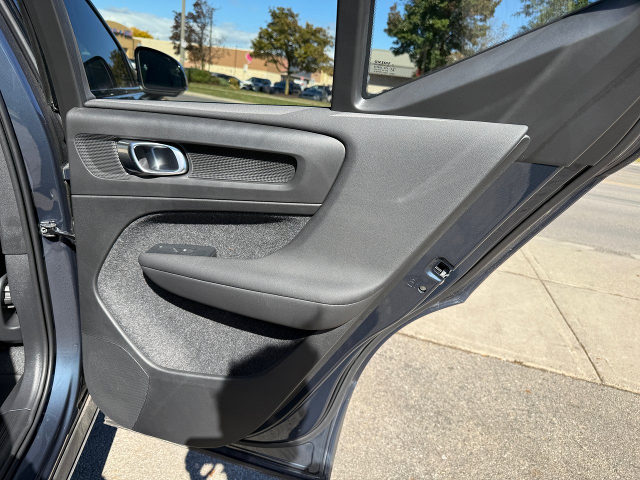 2026 Volvo XC40 Core (Dark Theme)-17