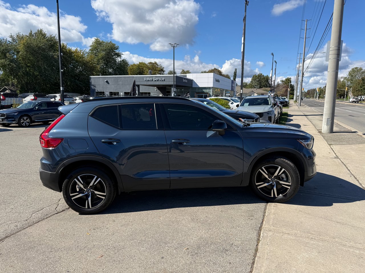 2026 Volvo XC40 Core (Dark Theme)-5
