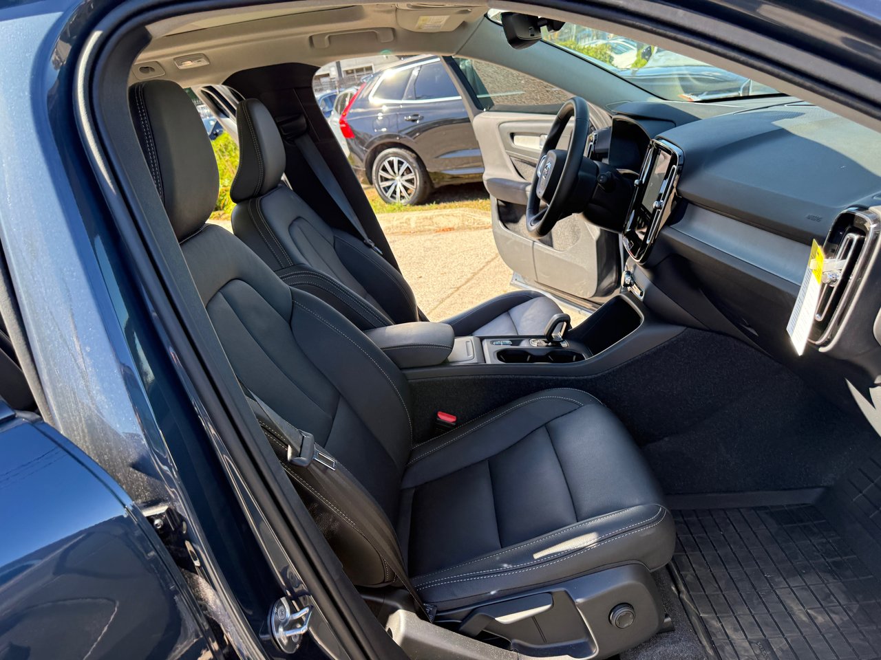 2026 Volvo XC40 Core (Dark Theme)-15
