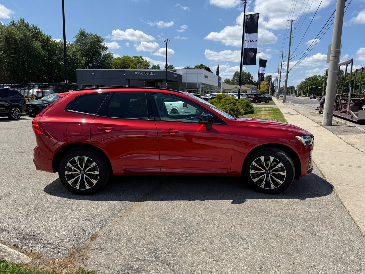 2023 Volvo XC60 Plus Dark Theme-3