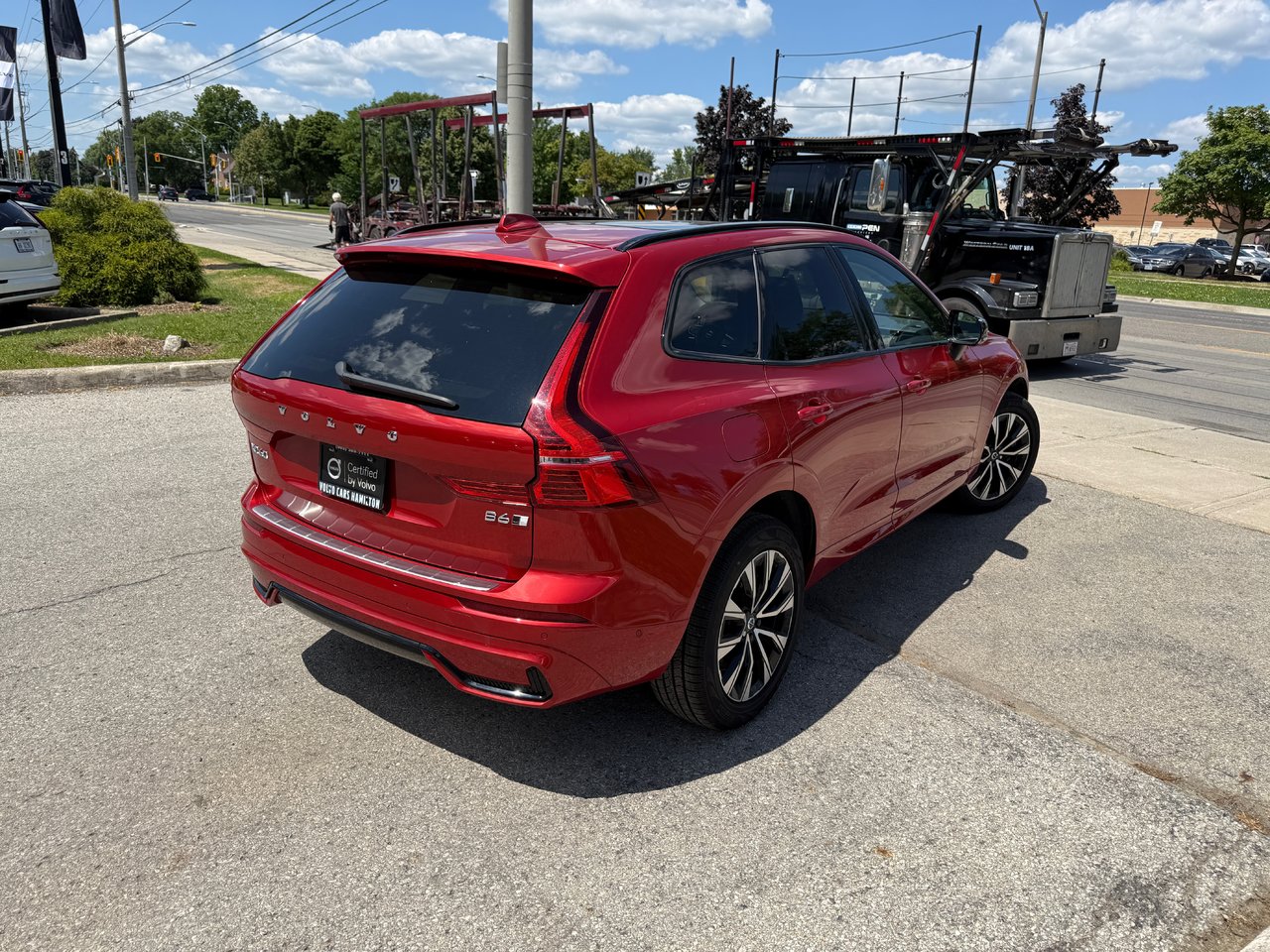 2023 Volvo XC60 Plus Dark Theme-4