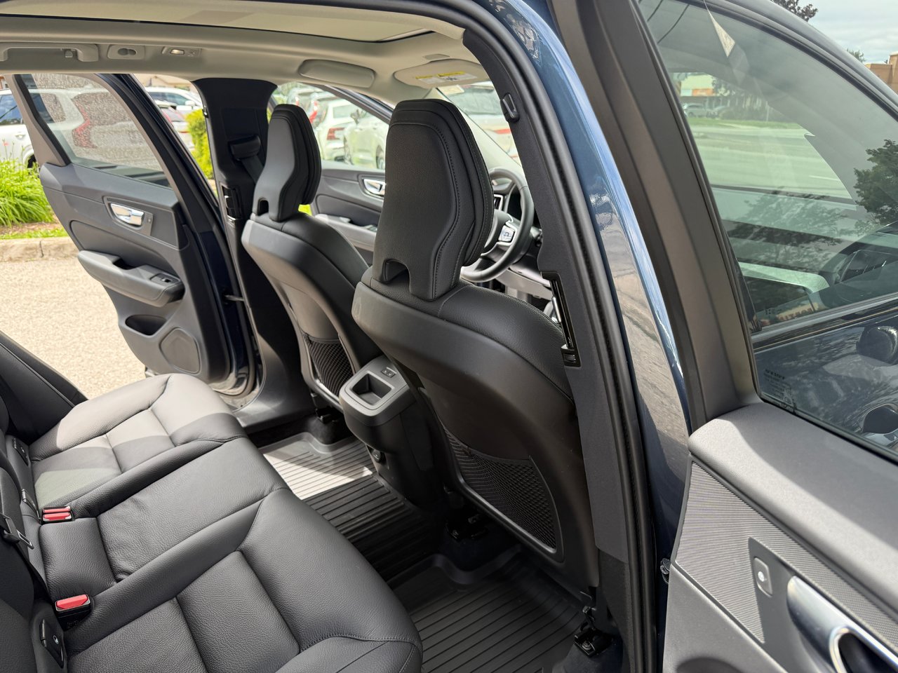 2025 Volvo XC60 Plus Dark Theme-14