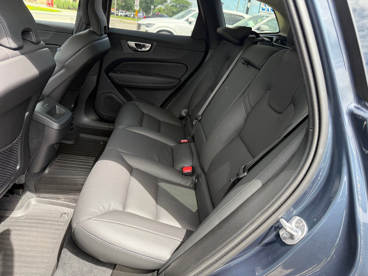 2025 Volvo XC60 Plus Dark Theme-12