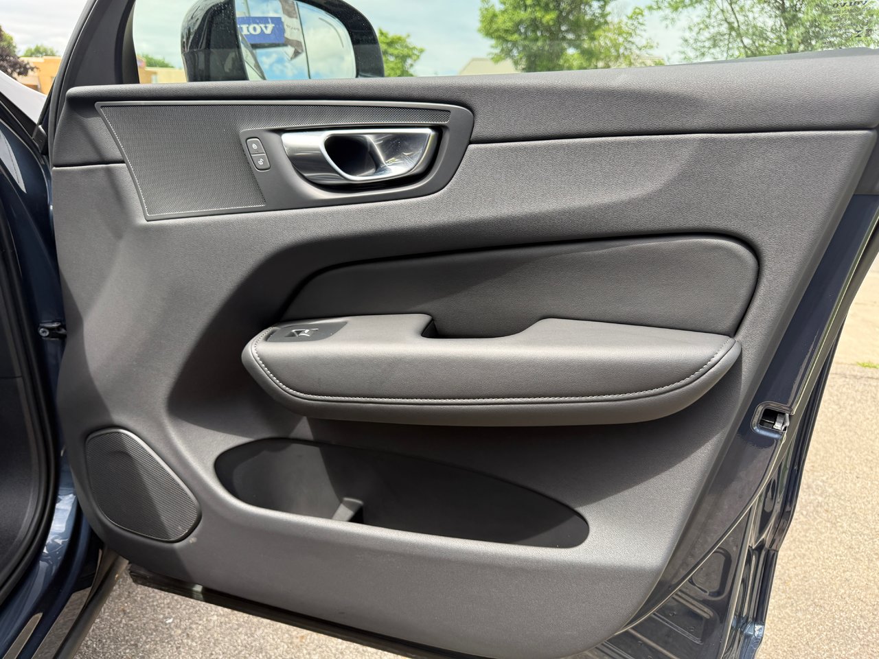 2025 Volvo XC60 Plus Dark Theme-18