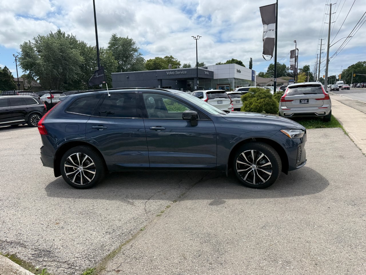 2025 Volvo XC60 Plus Dark Theme-4