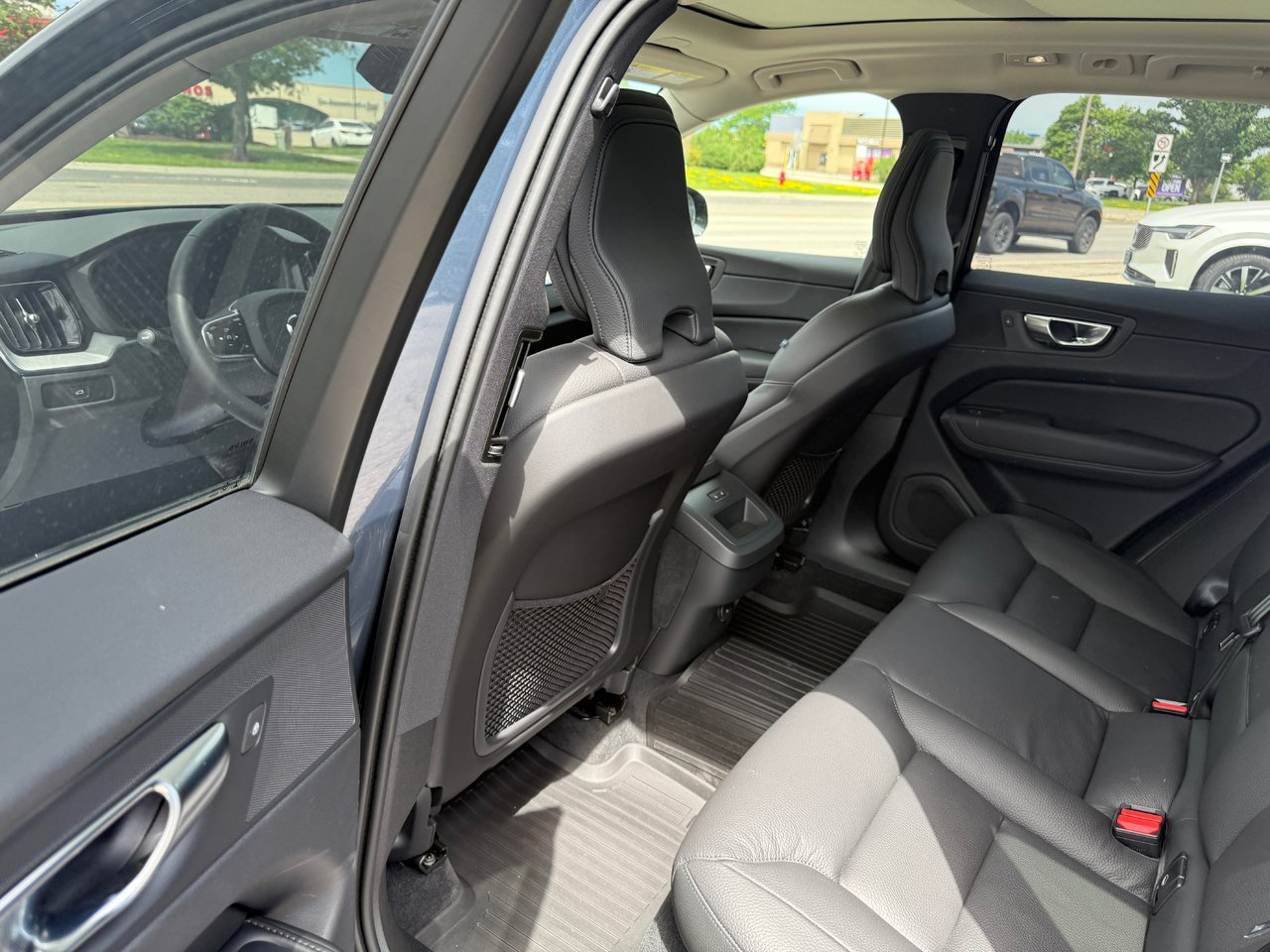 2025 Volvo XC60 Plus Dark Theme-11
