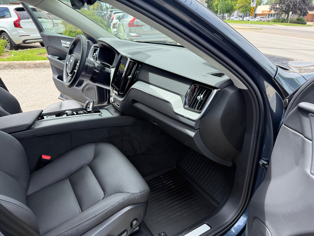 2025 Volvo XC60 Plus Dark Theme-16