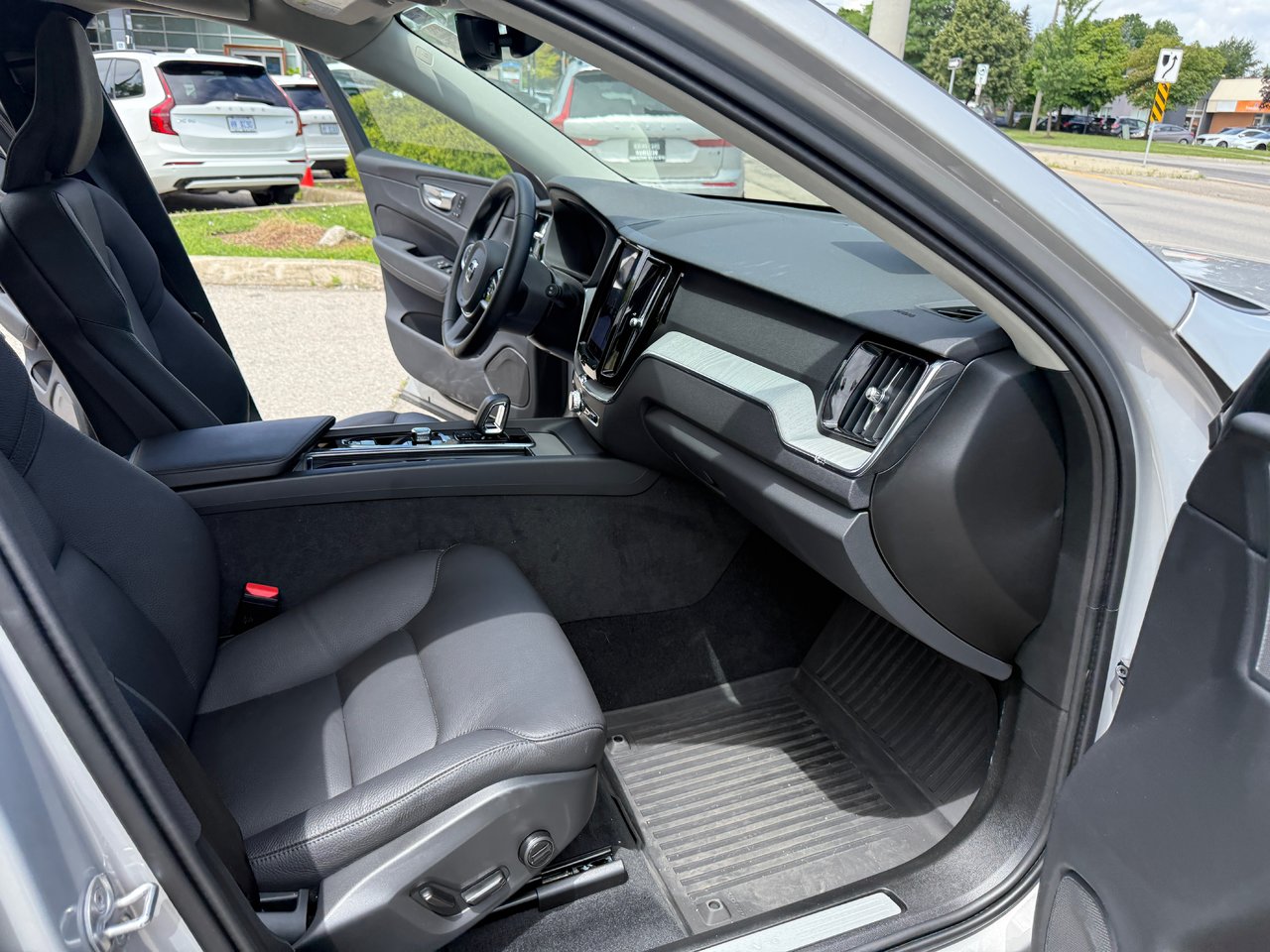 2025 Volvo XC60 Plus Dark Theme-16