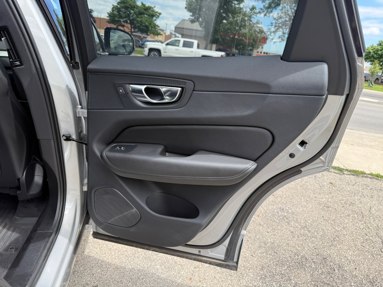 2025 Volvo XC60 Plus Dark Theme-19