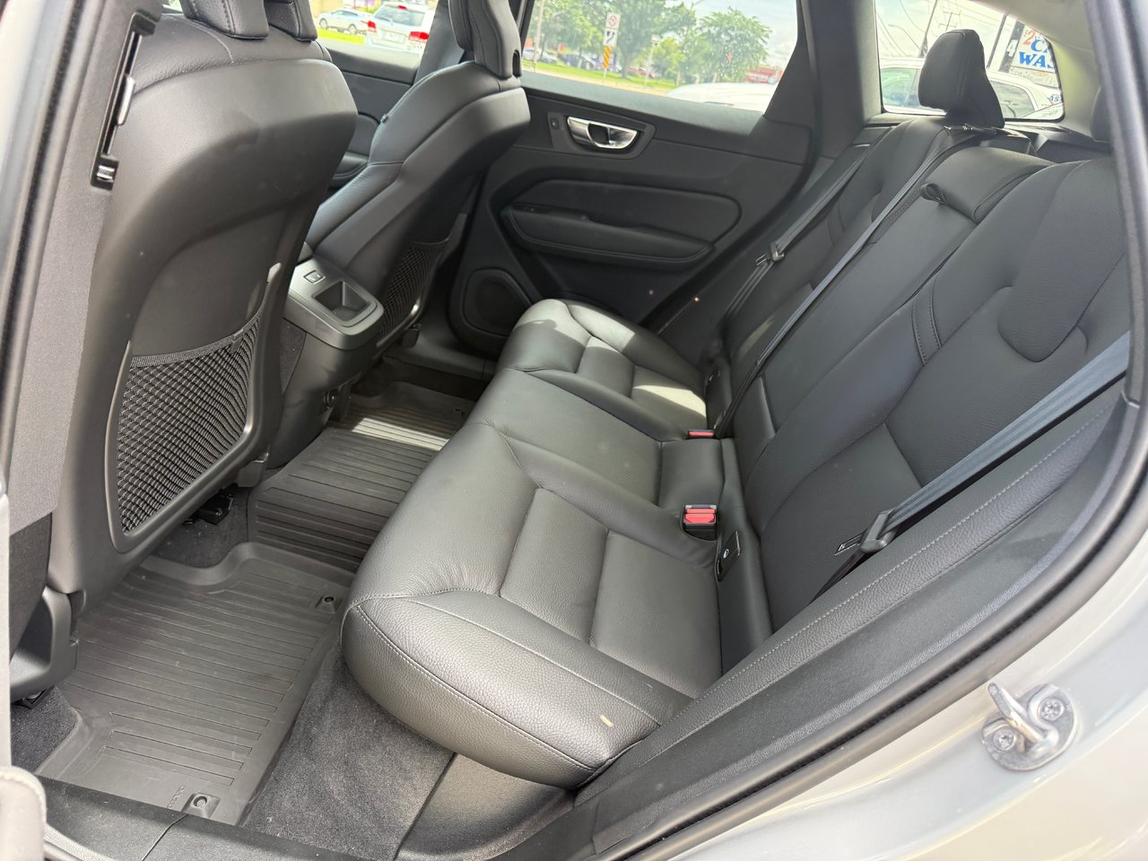2025 Volvo XC60 Plus Dark Theme-12