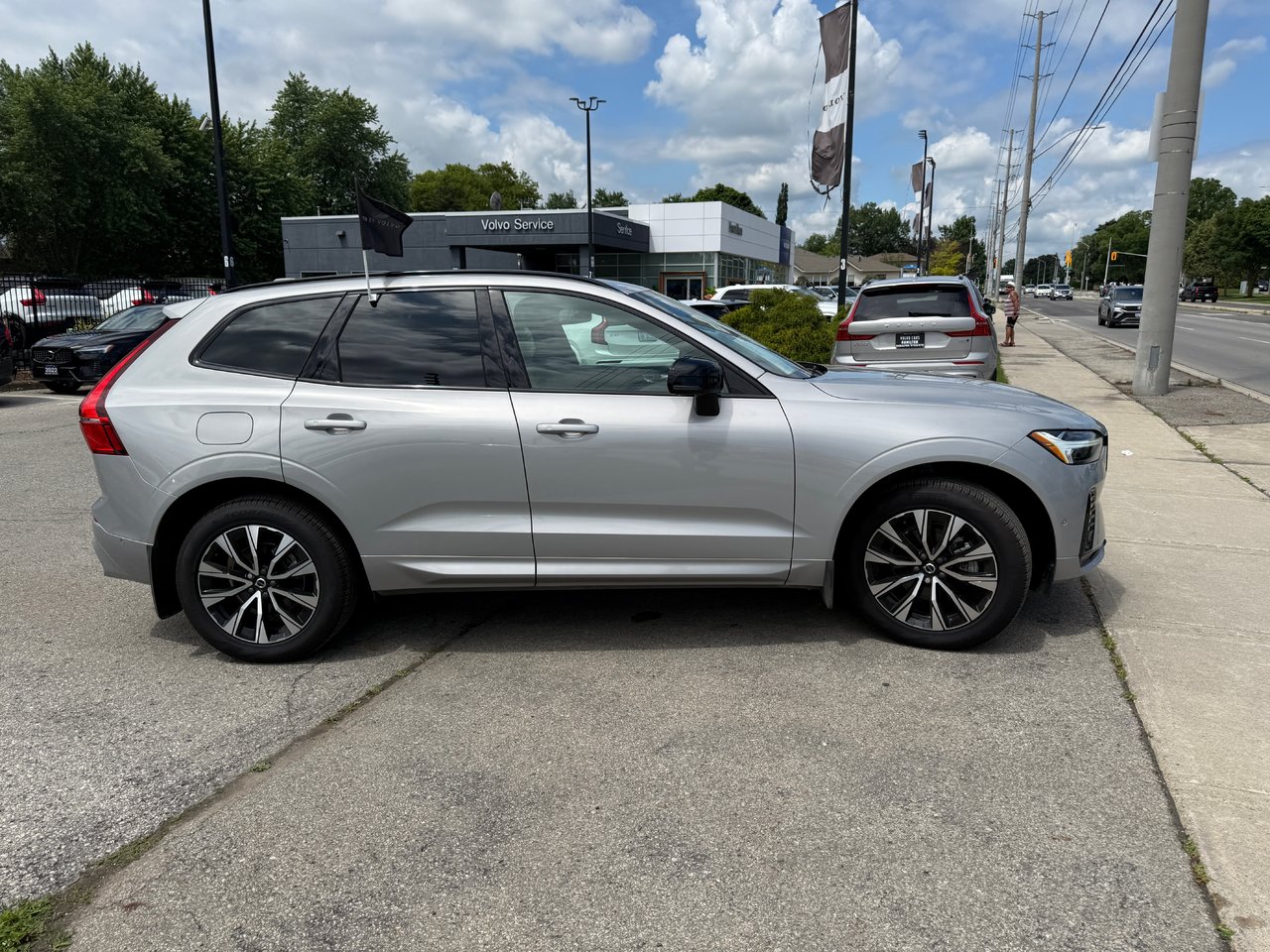 2025 Volvo XC60 Plus Dark Theme-5