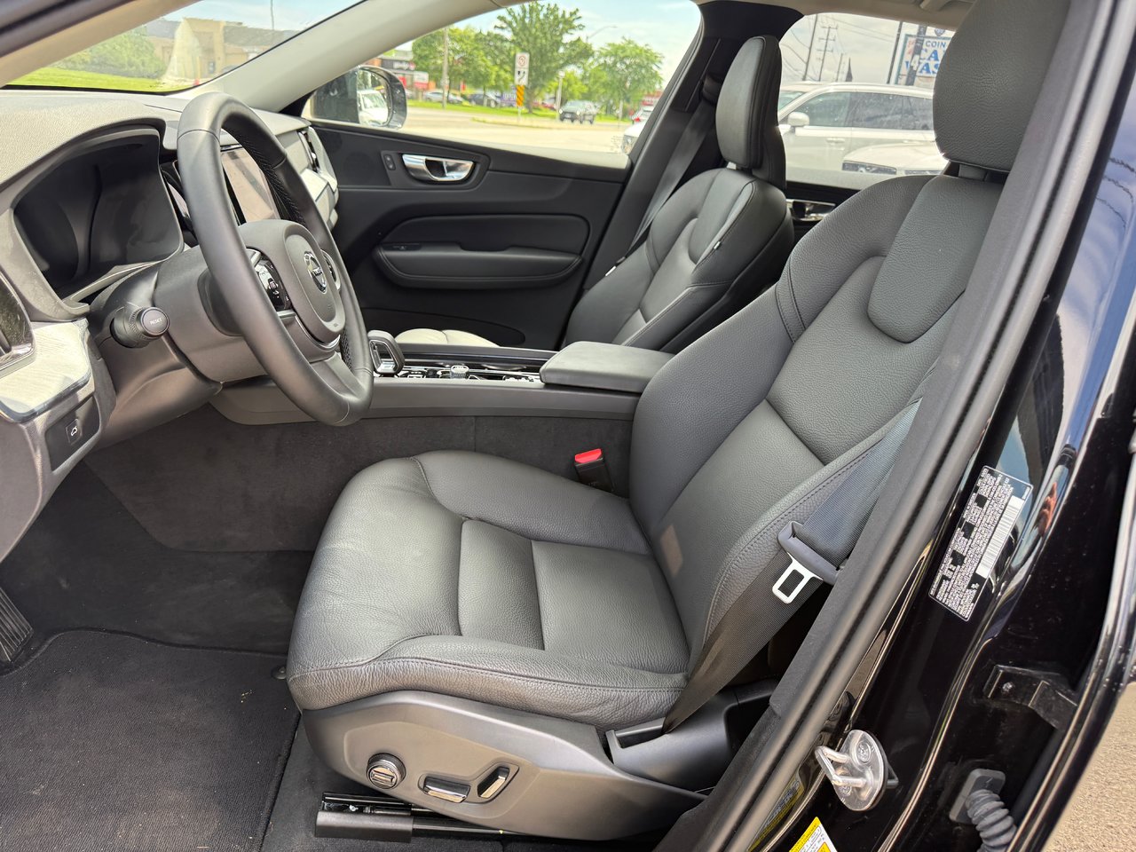 2025 Volvo XC60 Plus Dark Theme-10