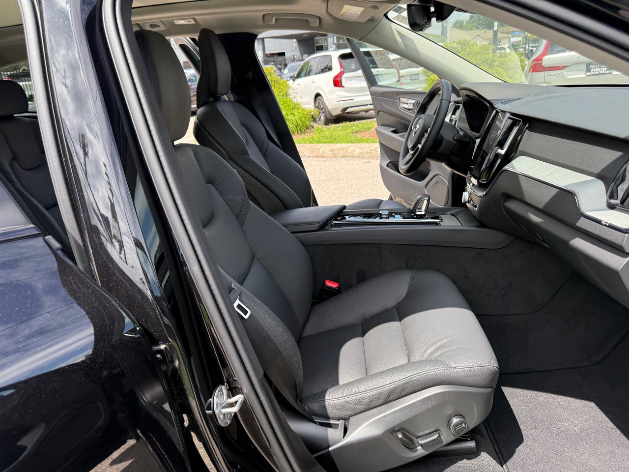 2025 Volvo XC60 Plus Dark Theme-17