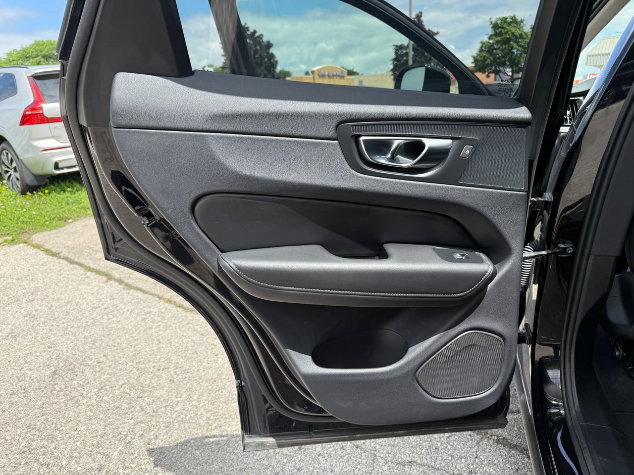 2025 Volvo XC60 Plus Dark Theme-20