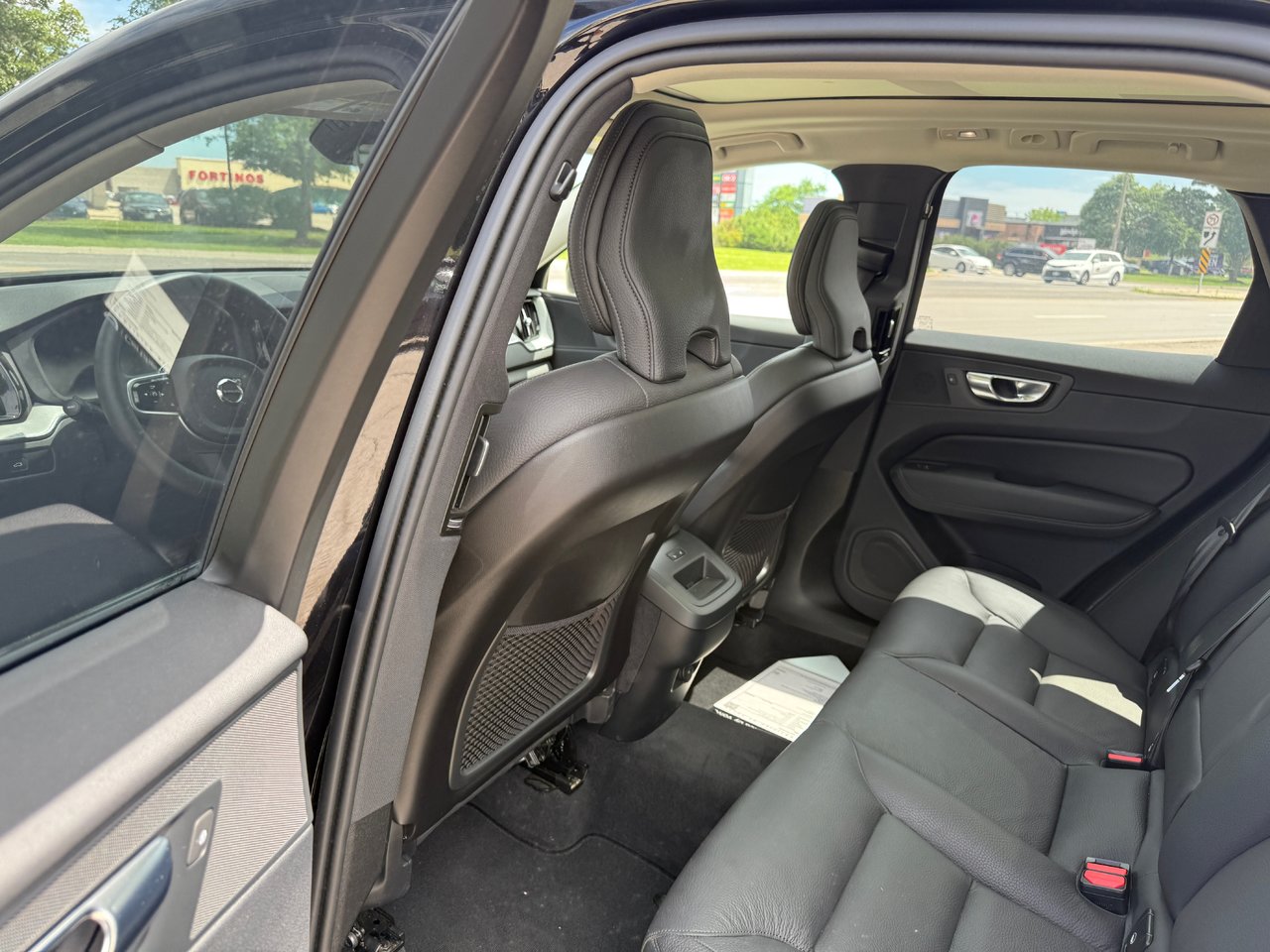 2025 Volvo XC60 Plus Dark Theme-11